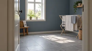Et rom med åpen dør og tørkestativ med håndklær.